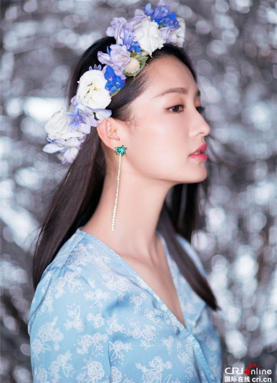 李沁亮清新甜美化身花仙子 举手投足流露淡雅