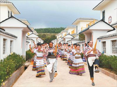 云南省寻甸苗族群众载歌载舞欢庆乔迁新居