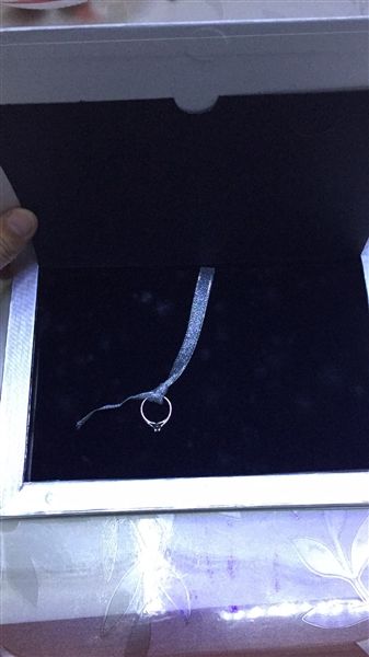 婚戒掉滴滴车上 成都司机礼盒包好原物奉还