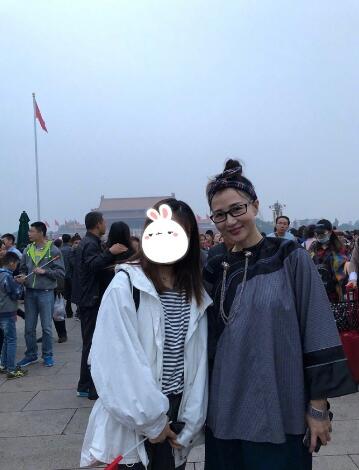 网友偶遇失踪歌手阿朵 长相酷似陈好