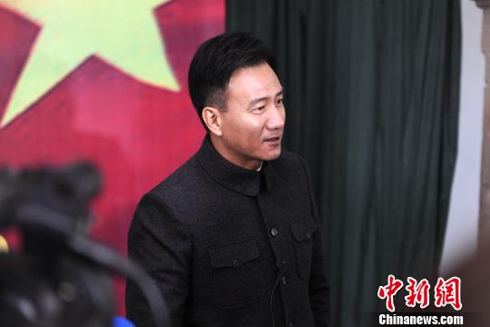图为影片主演胡军接受媒体采访。　田进 摄