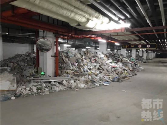西安一小区地下车库脏乱差 竟是钦点垃圾堆