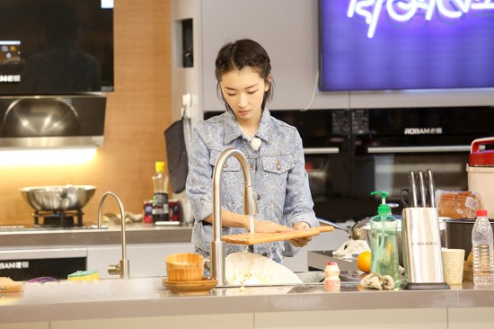 《青春旅社》周冬雨赵英俊好友相聚欢乐多(图