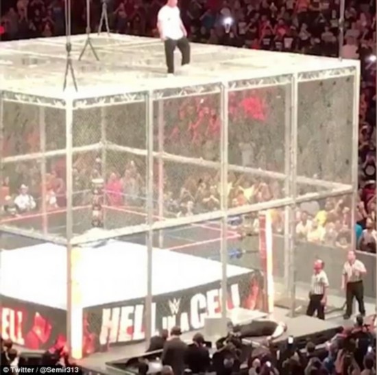 美摔角手从6米高地狱牢笼跳下摔成重伤