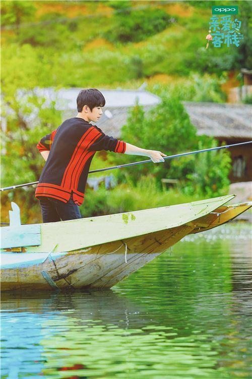 易烊千玺《客栈》乘船钓鱼美如画 收获 迷妹 阚