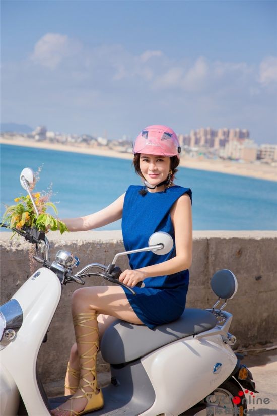 关之琳《我们来了》写真曝光 人比花娇温婉美