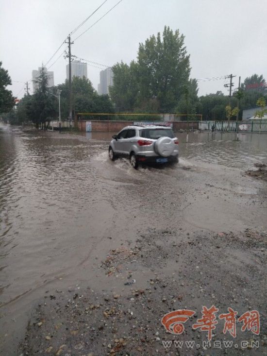 临渭区西张小学门口下雨就积水 学生回家只能