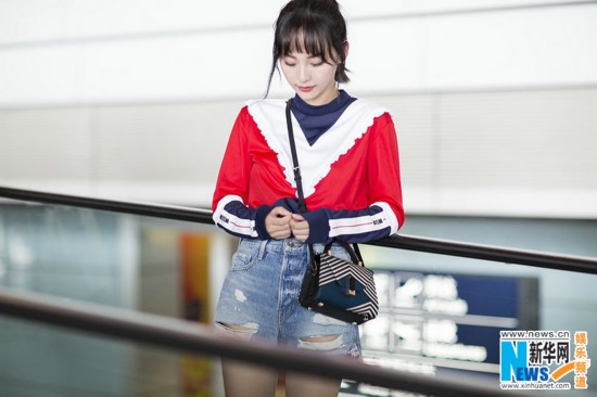 张嘉倪现身机场 大胆撞色少女感十足