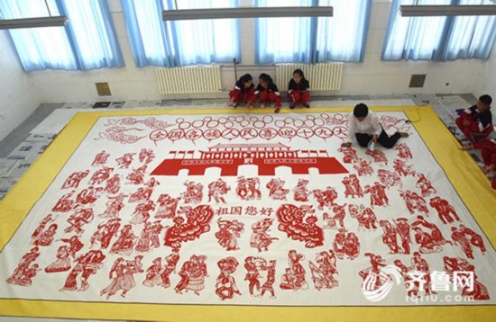 沂南女教师历时半年完成7米长巨幅剪纸 草稿重