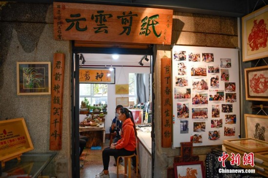 云南剪纸艺人剪刀作笔展绝活