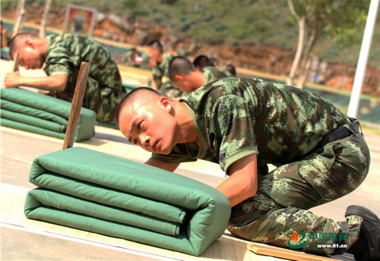 叠被子也有大场面!武警新兵豆腐块比拼(图)