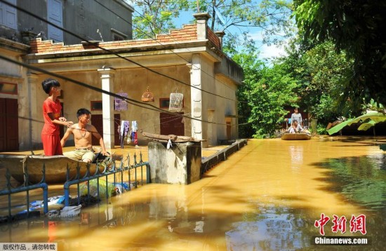 越南暴雨不断引发洪灾泥石流 大桥被冲毁