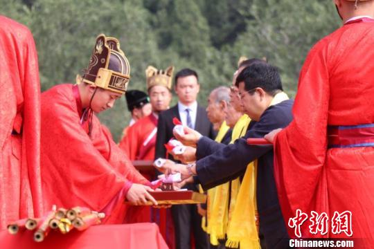 來自海峽兩岸的千余位代表在泰山腳下共同祈求國泰民安。　陳陽 攝