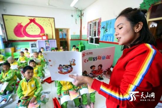 各族群众争相阅览连环画 孩子们对红书包爱不释手