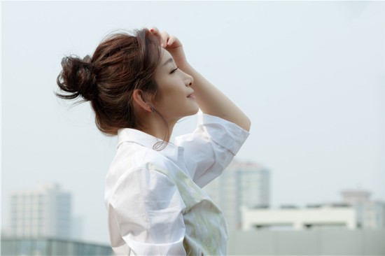 侧颜狙击!秦海璐秀侧颜 五官立体气质完美