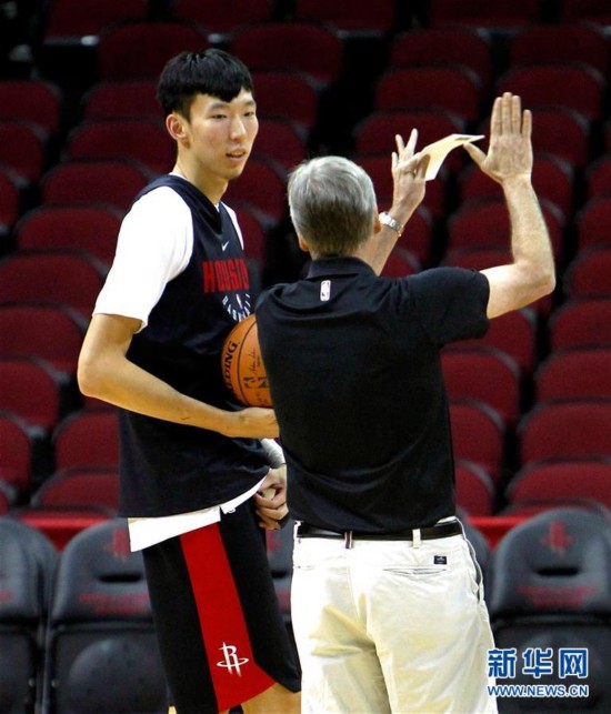 周琦备战NBA新赛季常规赛首战