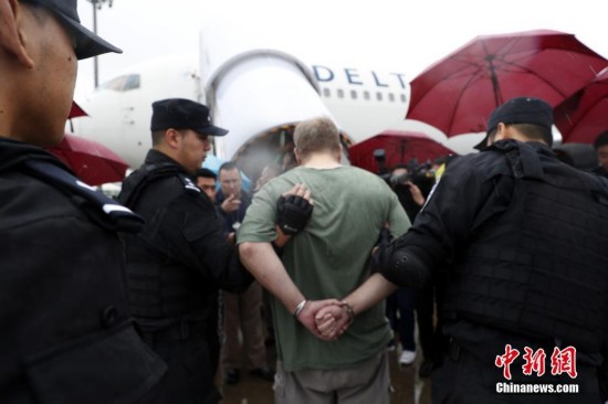 中国警方向美国遣返一名红通逃犯