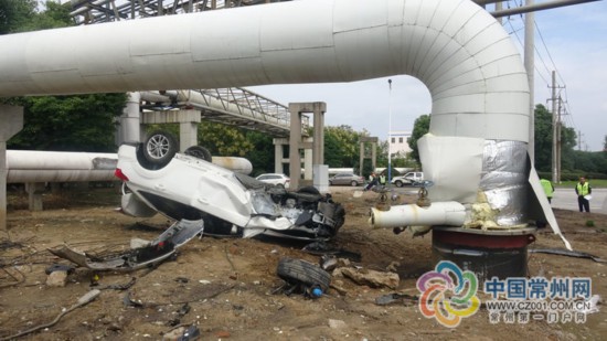 常州一轿车失控撞上蒸汽管道 女司机一度昏迷