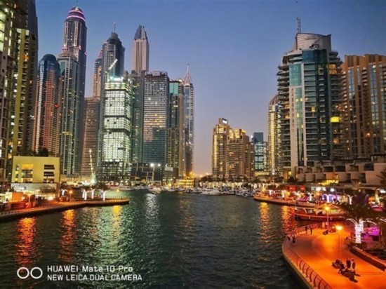 存了1万块,买华为Mate10保时捷版还是iPhone