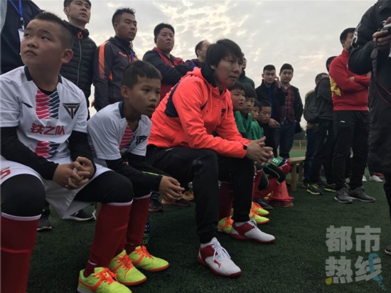 李铁现身西安西京学院足球场 球迷:风采依旧