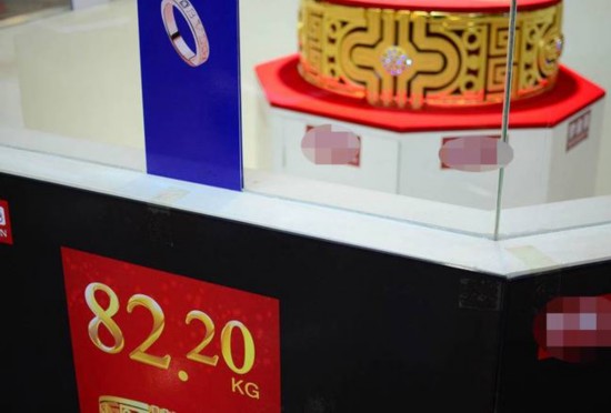 世界最大足金戒指亮相山東 鑲嵌76顆藍(lán)寶石