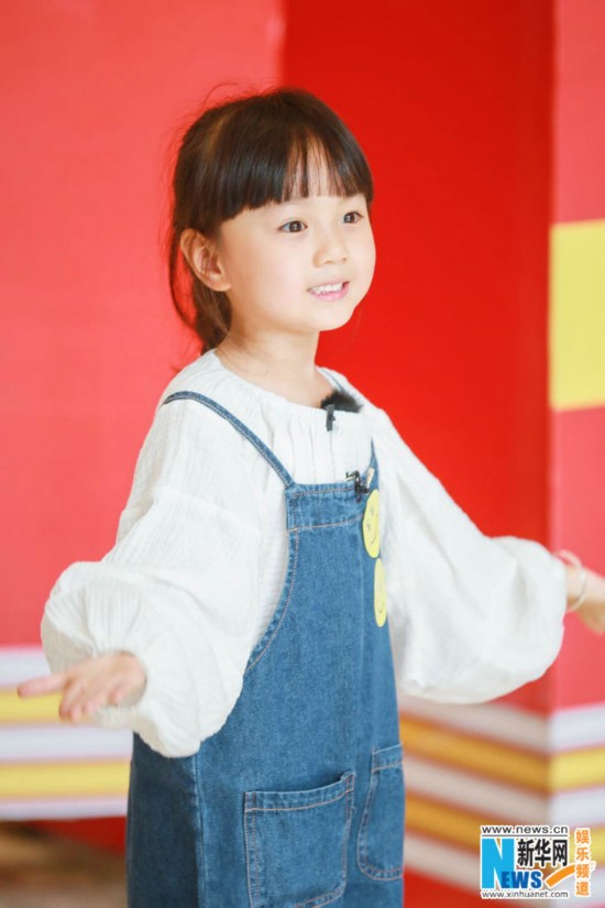 《爸爸5》邓伦小山竹街头跳二人转逗乐路人