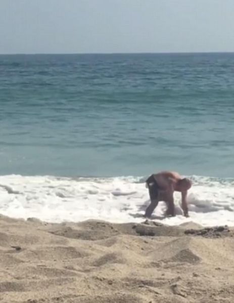 滑稽!美男子企图打武术抵挡海浪却被拍倒