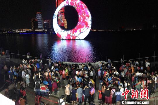 2017年“海峽兩岸中秋博餅狀元王中王大賽”，21日晚在廈門園博苑中華教育島(月光環)舉辦。　吳曉平 攝