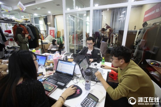 美女直播日销百万元!杭州四季青开6个直播间