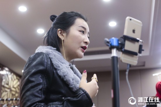 美女v美女日销百万元!杭州四季青开6个直播间美女蹲跪图片