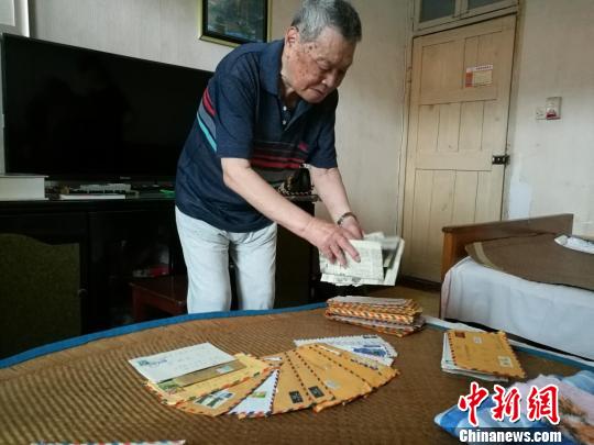 两岸一家亲:苏州老人珍藏台湾发小80余封信件