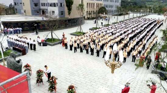 思南400多名新入职教师参加拜师礼