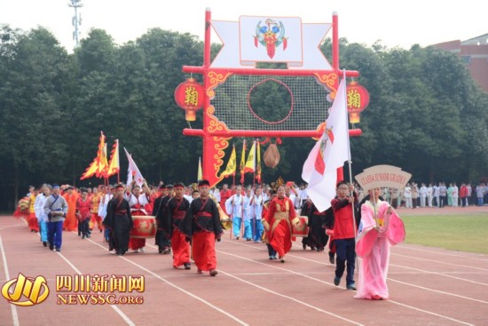 德阳一学校开办运动会 王者荣耀露娜秀摔跤