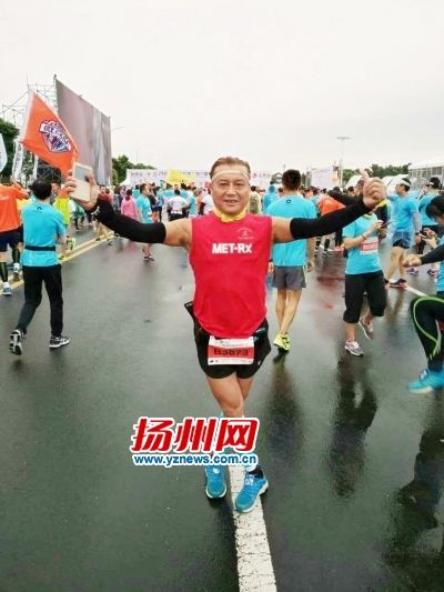 扬州55岁大叔4年跑60场马拉松赛 坚持凌晨跑
