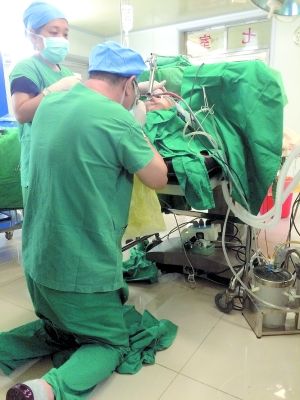 55岁医生跪地半个多小时给患者摘除声门息肉