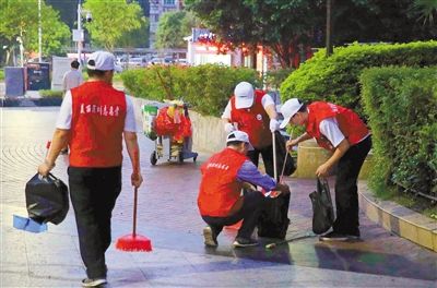 圳4000志愿者凌晨扫街 为环卫工人爱心替岗