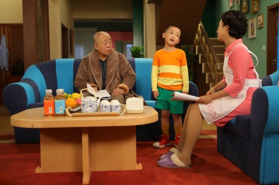 既是幼儿园老师,又是"围裙妈妈"妹妹的"花裙小姨",虽然不是这个家庭的