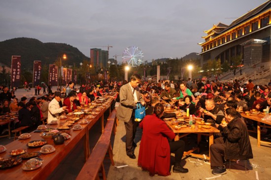 黔东南:湖南长沙千名老人在凯里欢度重阳节