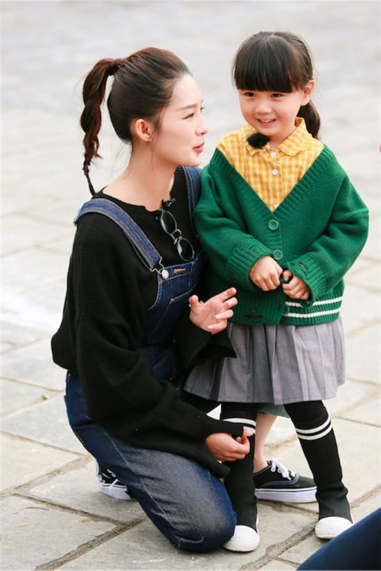 李沁空降《爸爸去哪儿》特殊身份秒变孩子王(