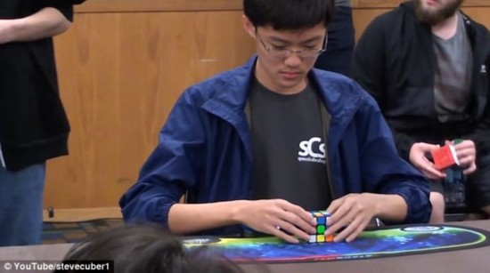 刷新世界纪录!韩国玩家4.59秒还原魔方