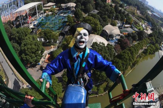 长沙公园举行万圣节蹦极 挑战者被吓哭