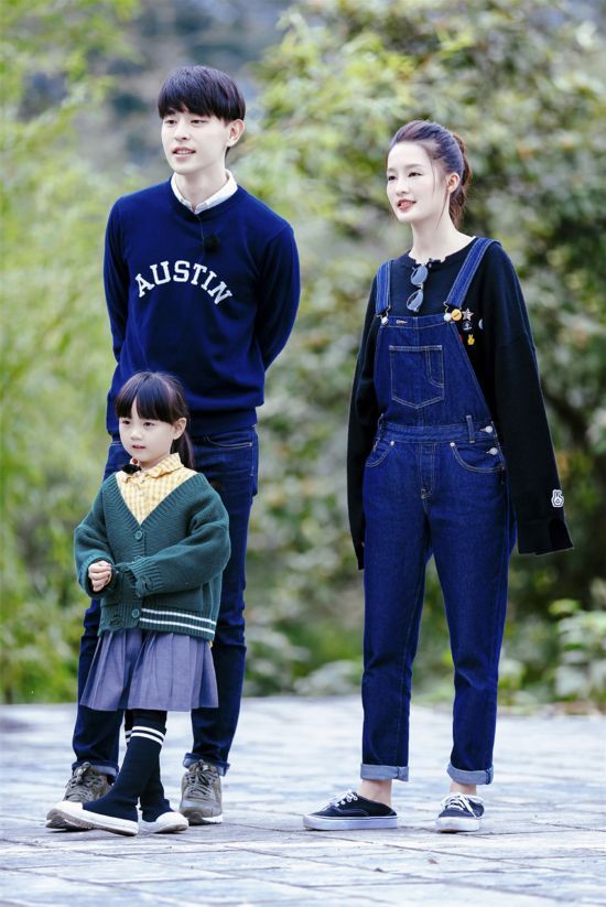 李沁《爸爸5》搭档邓伦实习妈妈喂猪爸爸团