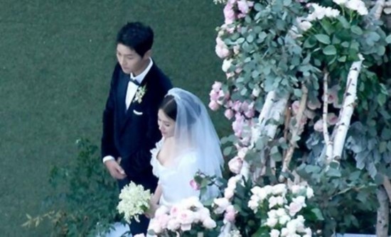 宋仲基宋慧乔婚礼现场拥吻 与众嘉宾合影留念