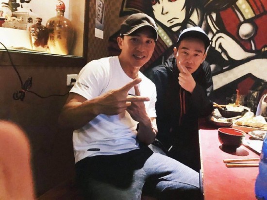 刘畊宏晒合照陈小春暖心抱小泡芙 惊喜同框郑