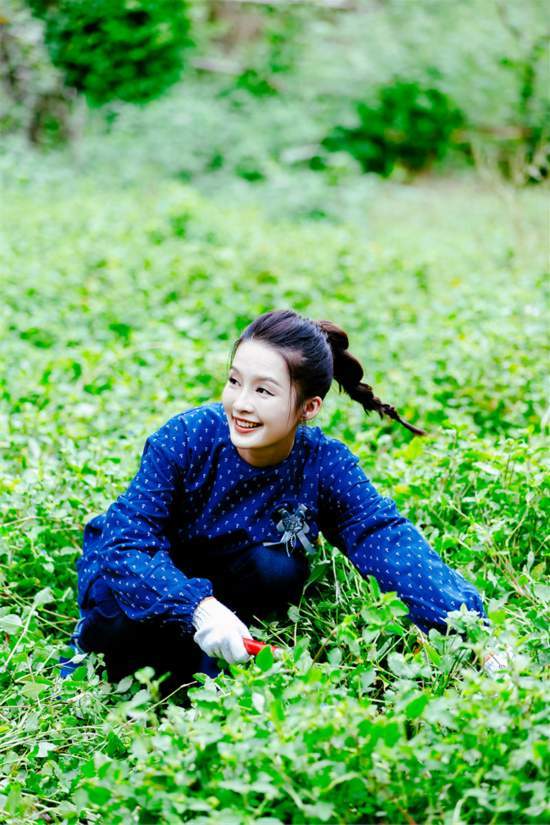 李沁《爸爸5》搭档邓伦实习妈妈喂猪爸爸团