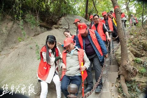 盐城志愿者邀 五保 老人登山 全程搀扶陪伴