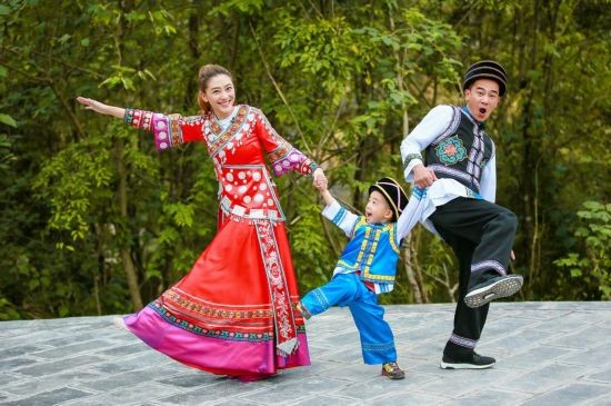 陈小春为应采儿戴纯银头饰 霍思燕变民族少女