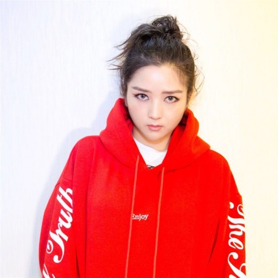 何洁穿红衣显俏皮 对镜头嘟嘴卖萌少女感十足