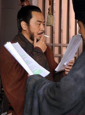 明星片场休息被拍下的搞笑瞬间:小燕子打电话