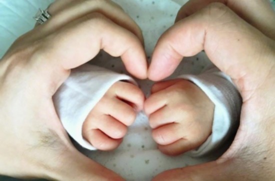 胡杏儿老公晒儿子萌照 小嘴小脚肉嘟嘟肥腿抢